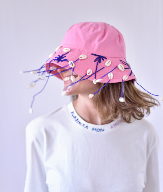 GORRO BUCKET FLOR ROSA BORDADO