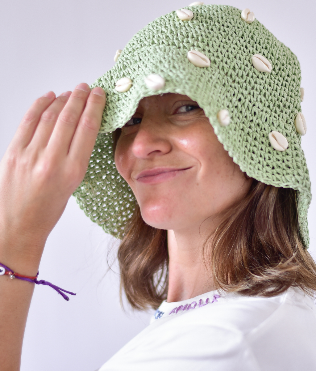 GORRO BUCKET FLOR VERDE BORDADO